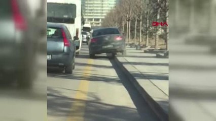 ANKARA Yoğun trafikte otomobiliyle kaldırıma çıktı
