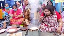 महिला कांग्रेस की कार्यकर्ताओं ने चूल्हे पर बनाई रोटी