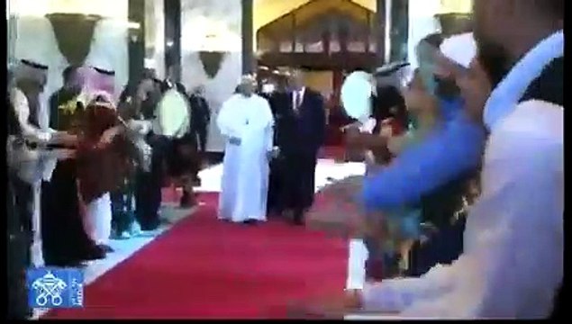 Irak'a ayak basan ilk Papa olan Francis, Bağdat Havalimanı'nda böyle karşılandı