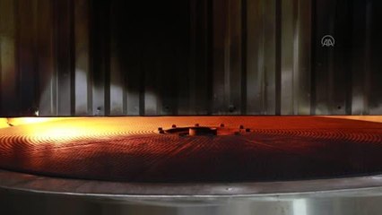 Türk Kızılaydan Erbil'de mülteci kampı sakinlerine ekmek yardımı