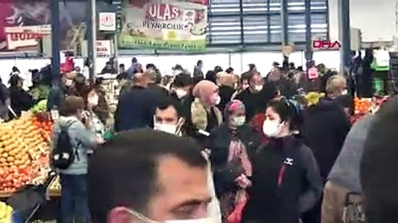 Cuma Pazarında endişelendiren kalabalık