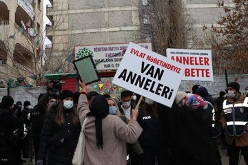Vanlı annelerin eyleminde 2'nci hafta; HDP'liler tef ve zılgıt ile sesleri bastırmaya çalıştı - 2