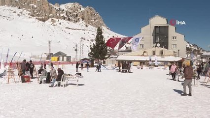Antalya'nın zirvesinde kar üzerinde resim yaptılar