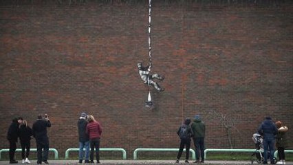L'artiste Banksy réalise un graffiti dans l'ancienne prison d'Oscar Wilde