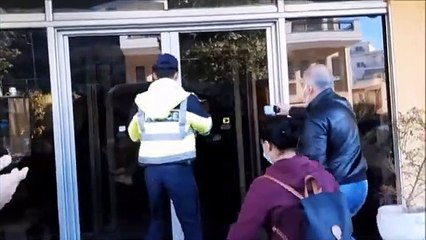 Yunanistan'da onlarca mülteci otelden atıldı!