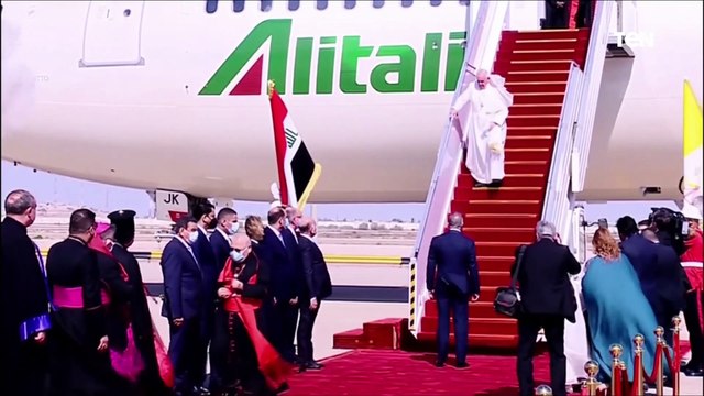 شاهد.. البابا فرنسيس يصل إلى بغداد في أول زيارة له إلى بلاد الرافدين
