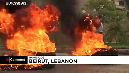 شاهد: لبنانيون غاضبون يحرقون الإطارات ويغلقون الشوارع احتجاجاً على الفقر المدقع
