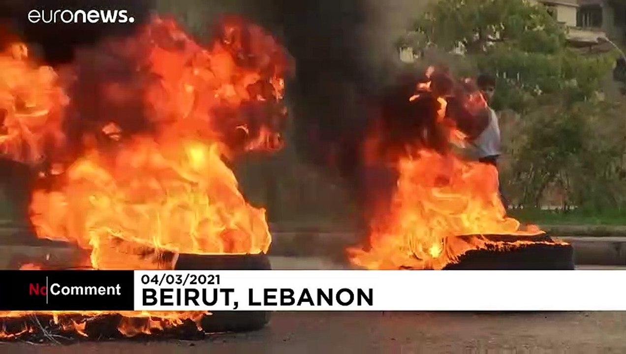شاهد: لبنانيون غاضبون يحرقون الإطارات ويغلقون الشوارع احتجاجاً على الفقر المدقع