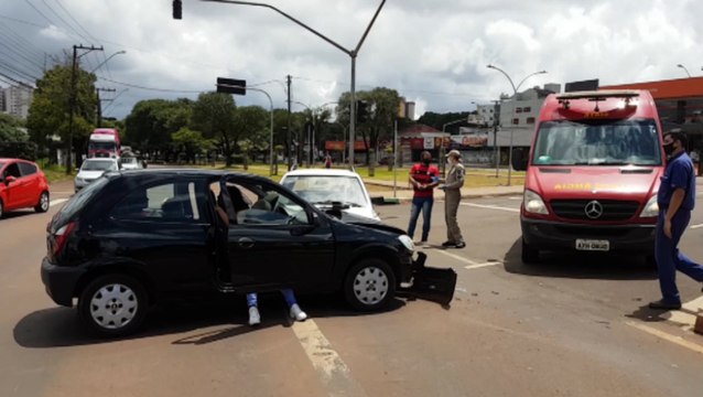 Parati e Celta batem em cruzamento controlado por semáforo na Av. Brasil, no Bairro São Cristóvão