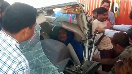 कार और कंटेनर की टक्कर में 5 घायल, एक गंभीर