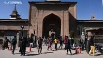 Scontri in Kashmir per leader religioso islamico agli arresti domiciliari