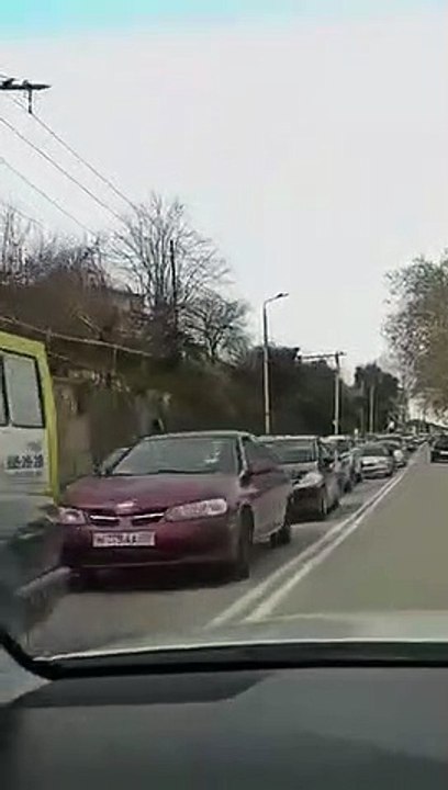 Сейчас в городе Сухуми, в районе жд вокзала большая автомобильная пробка.