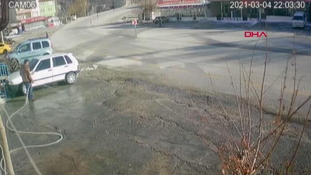 Son dakika haberleri | MERSİN TIR'dan düşen bidonların altında kalmaktan son anda kurtuldu, o anlar kamerada