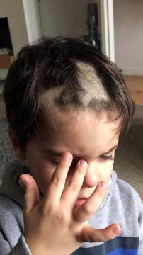 Cet enfant se rase le crâne tout seul... oups