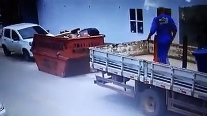 Un ouvrier se rattrape de justesse... véritable  acrobate