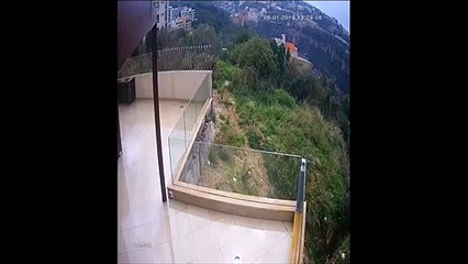 Une armoire dépressive se jette du haut du balcon