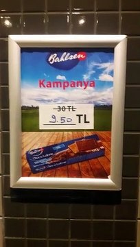 Benzin istasyonunun tuvaletinde bisküvi reklamı!