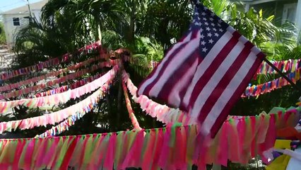 En esta casa, cuelga una cinta de color por cada muerto de covid en Florida