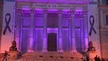 La fachada del Congreso de los Diputados se ilumina de violeta por el 8M