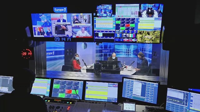 Quand Michel Cymès incarne un vétérinaire et aide une brebis à mettre bas