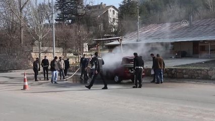 Seyir halindeki otomobilde yangın çıktı