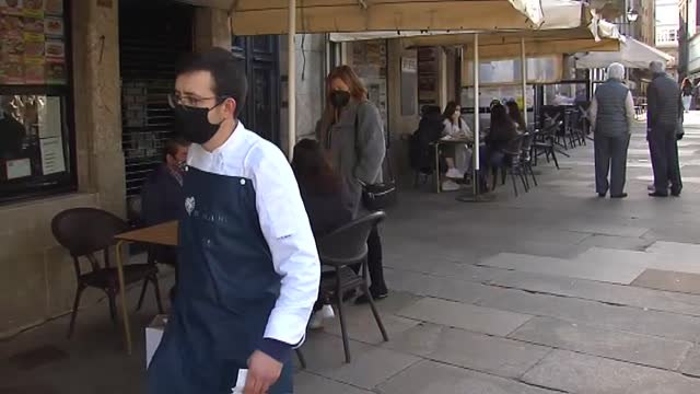 La incidencia baja de los 150 puntos en España y abandona, por fin, el nivel de riesgo alto