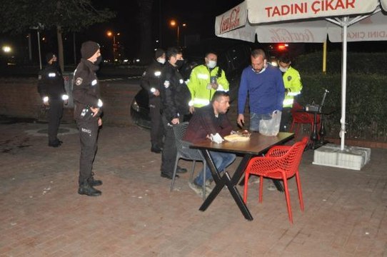 Son dakika haber! Kaza yapan iki arkadaş, hiçbir şey olmamış gibi restoranda yemek yedi