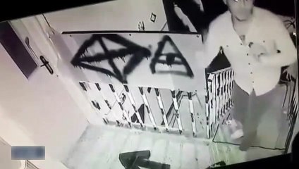 Korku evinde titreyerek bayılan genç kamerada