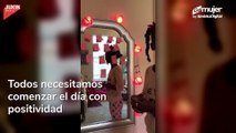 Niña crea un espejo de amor propio para superar burlas por su color de piel