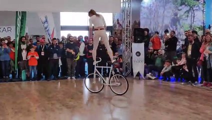 Girl Biker Performs - You Must See / Actuaciones de chica motociclista - Debes ver