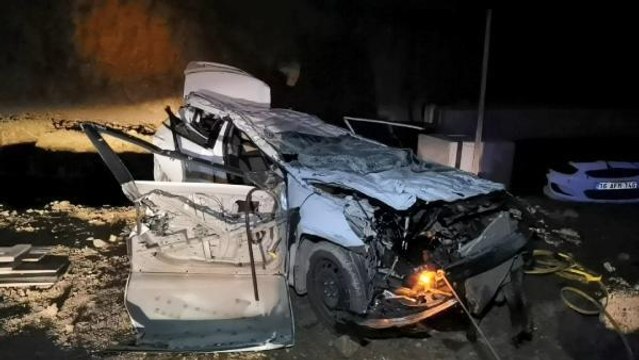 Otomobil 10 metre yükseklikten inşaat alanına uçtu; sürücü ve kız arkadaşı öldü