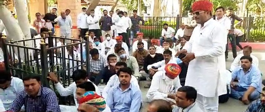 नागौर में सरपंचों व एडीएम के बीच बढ़ा गतिरोध, दरवाजे पर चिपकाया ज्ञापन