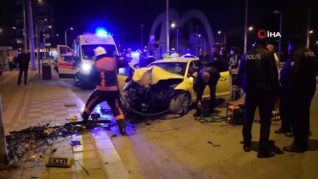 Ticari taksi aydınlatma direğine çarptı, araçta sıkışan sürücü feci şekilde can verdi