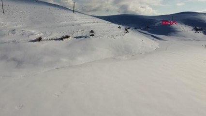YÜZEYİ DONAN ÜÇOLUK GÖLETİ'NDE KARTPOSTALLIK MANZARA