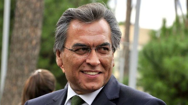 Evi yanan belediye başkanı hastaneye kaldırıldı