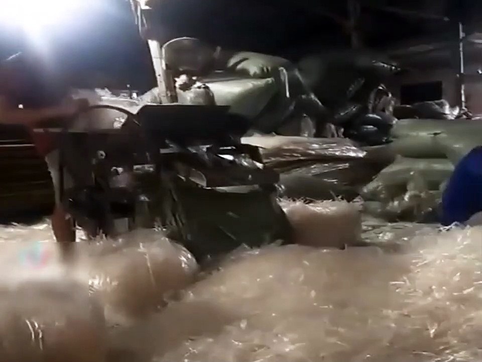 Xuất hiện clip ghi lại quy trình sản xuất bánh tráng trộn “siêu bẩn”