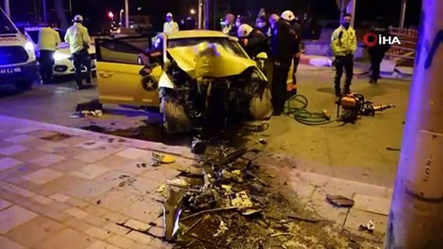 Ticari taksi aydınlatma direğine çarptı araçta sıkışan sürücü feci şekilde can verdi