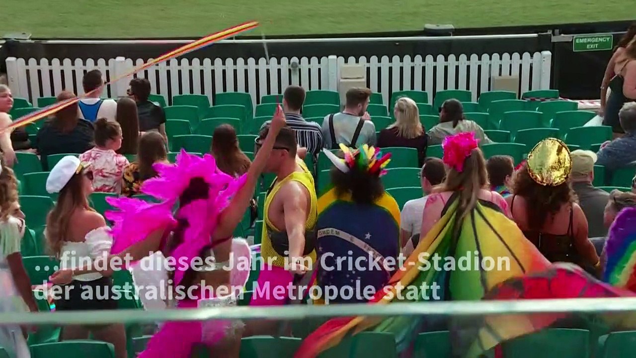 Australier feiern Mardi Gras im Stadion
