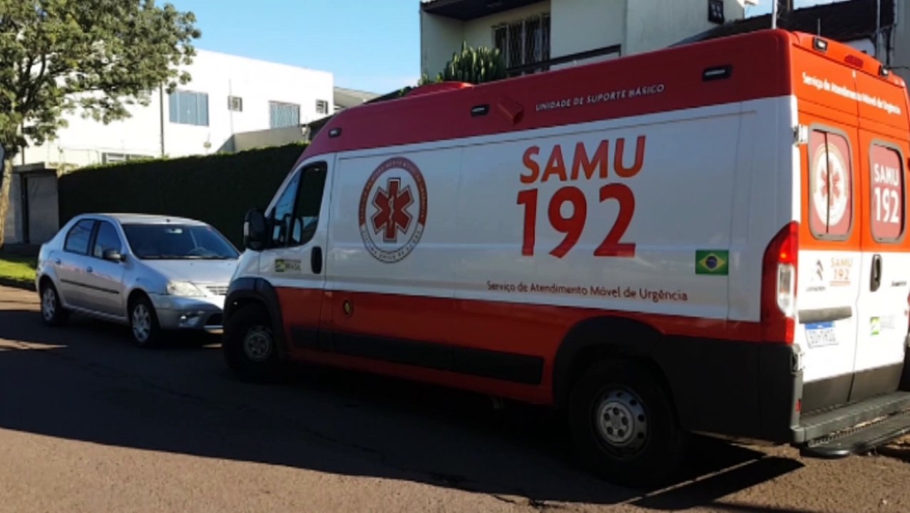 Homem de aproximadamente 65 anos é socorrido pelo Samu em residência na Rua Curitiba