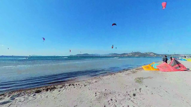 Kitesurf dans la baie de l'Almanarre à Hyères
