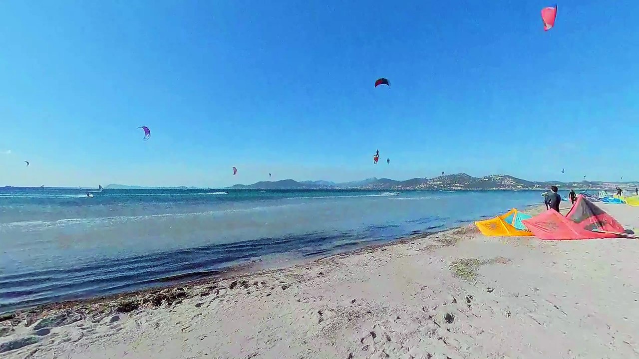 Kitesurf dans la baie de l'Almanarre à Hyères