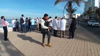 ¡Médicos privados de Mazatlán exigen ser vacunados! Arman manifestación