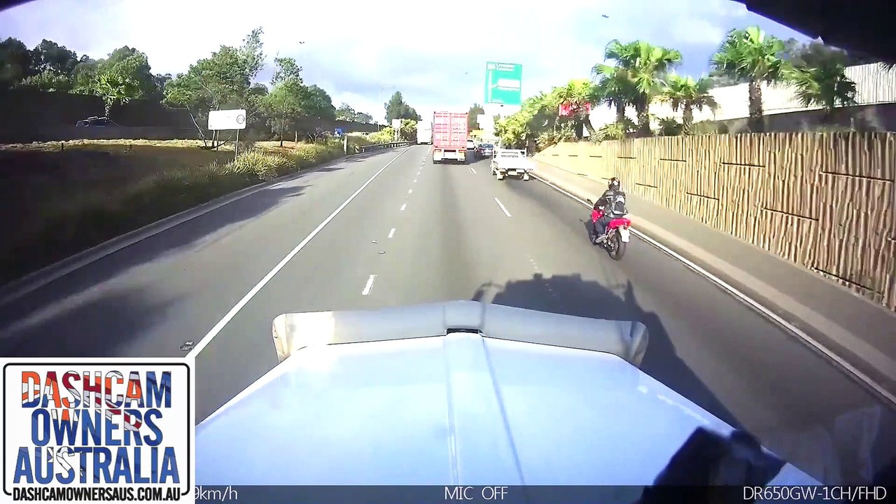 Ce biker finit dans la remorque d'un camion avec sa moto