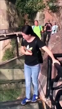 Ce papa fait une vilaine blague à sa fille en panique... Cruel