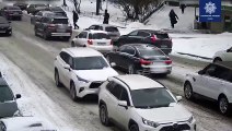 Elle percute une voiture à cause du verglas et la percute de nouveau en repartant