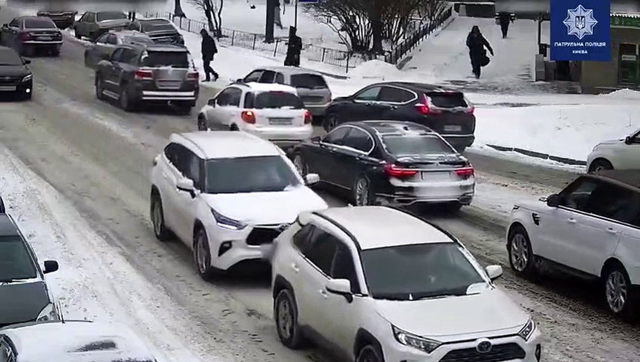 Elle percute une voiture à cause du verglas et la percute de nouveau en repartant