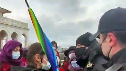 Kadınlar 8 Mart öncesi Kadıköy'de buluştu: Polis, gökkuşağı bayraklarının alana sokulmasına izin vermedi