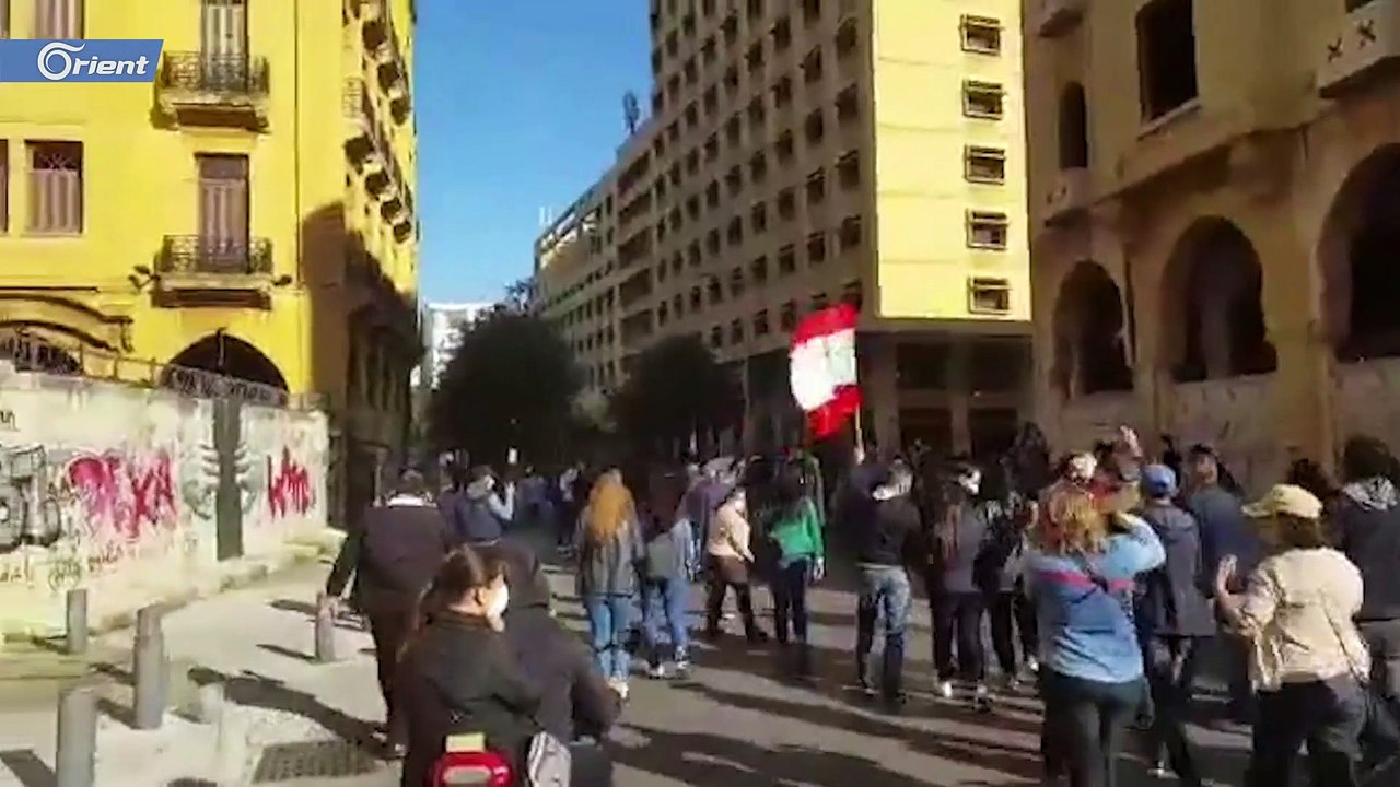 على وقع الانهيار الاقتصادي.. شوارع لبنان تغلي من جديد بهتافات الثورة الأولى