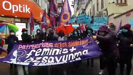 Kadınlar Kadıköy’de 8 Mart’ı kutladı: ‘Yağmur bizi durdur mu?’