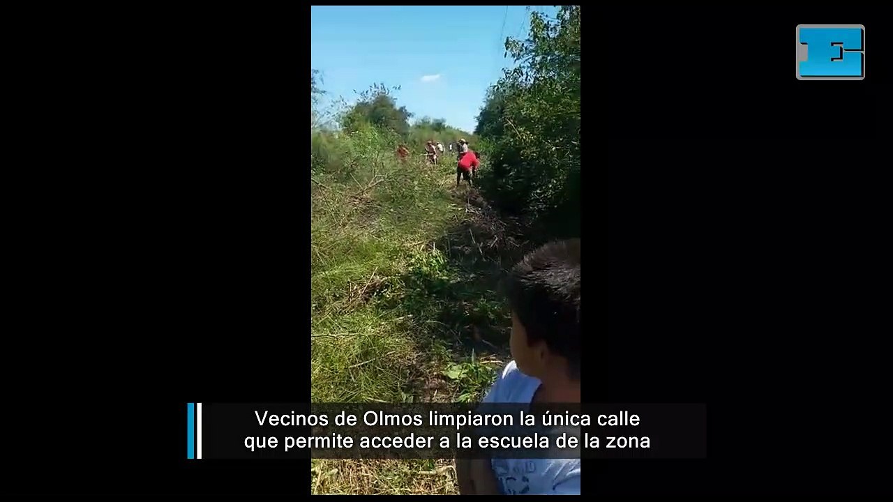 Vecinos de Olmos limpiaron la única calle que permite acceder a la escuela de la zona